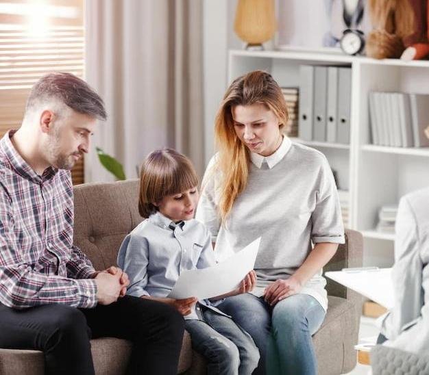 Familia conversando en un entorno de apoyo terapéutico